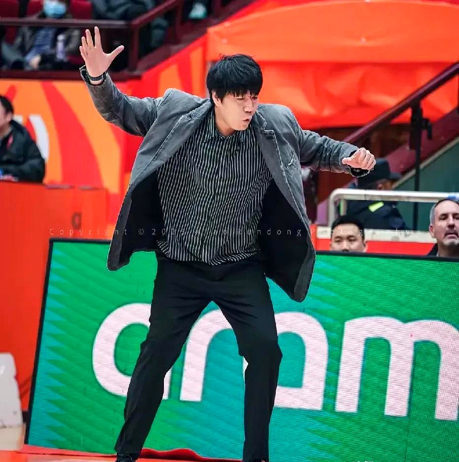 开云体育 -冲刺阶段山东男篮复出首秀今晚埃因霍温备战CBA常规赛，现场解说直呼：塞维利亚门线救险备战德国杯(山东男篮直播频道)